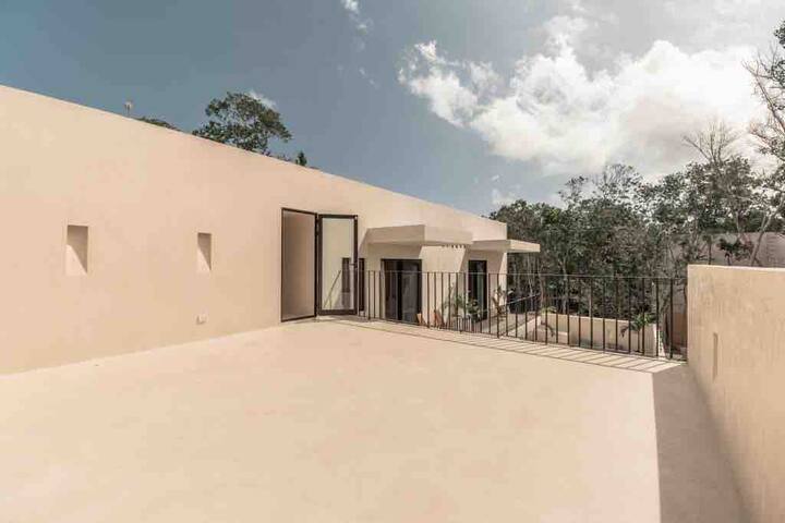 Recámara principal Casa H con cama king size y vista a la selva